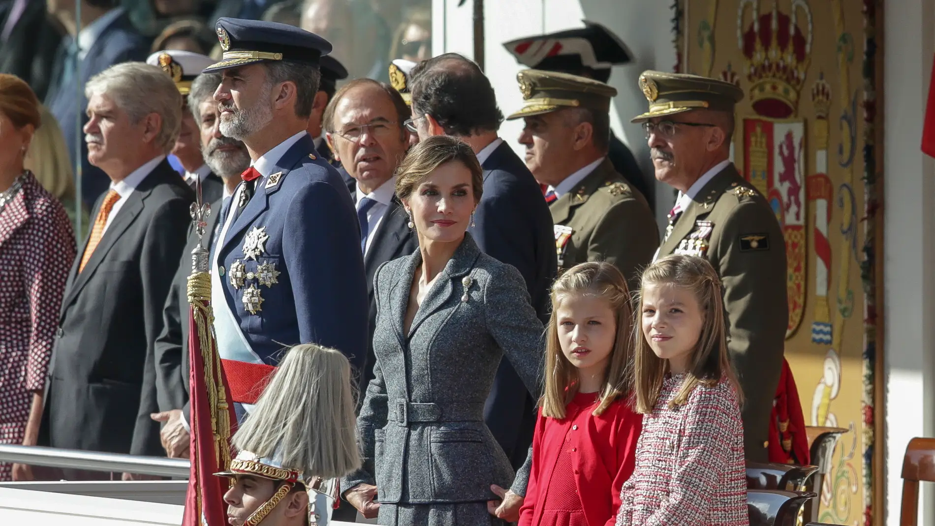 Los Reyes de España junto a sus hijas durante el desfile 