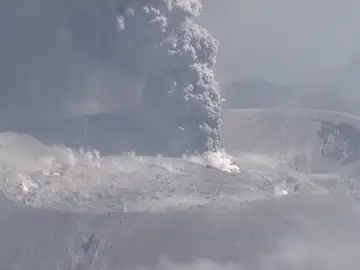 Erupción de un volcán en Japón Erupción de un volcán en Japón