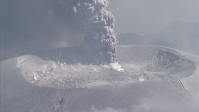 Espectacular erupción de un volcán en Japón