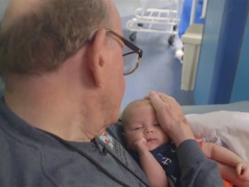 El 'abuelito de la UCI' que cuida a bebés prematuros El 'abuelito de la UCI' que cuida a bebés prematuros
