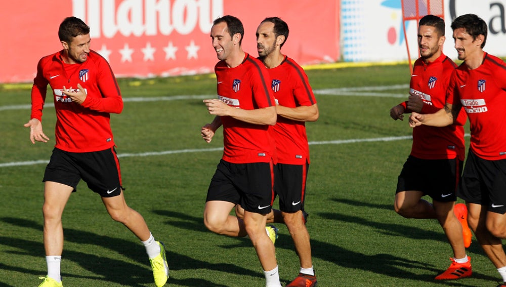 Godín bromea con Gabi en un entrenamiento del Atlético