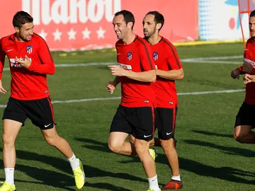 Godín bromea con Gabi en un entrenamiento del Atlético Godín bromea con Gabi en un entrenamiento del Atlético