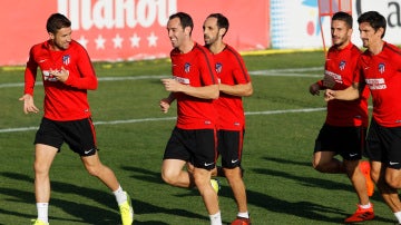Godín bromea con Gabi en un entrenamiento del Atlético
