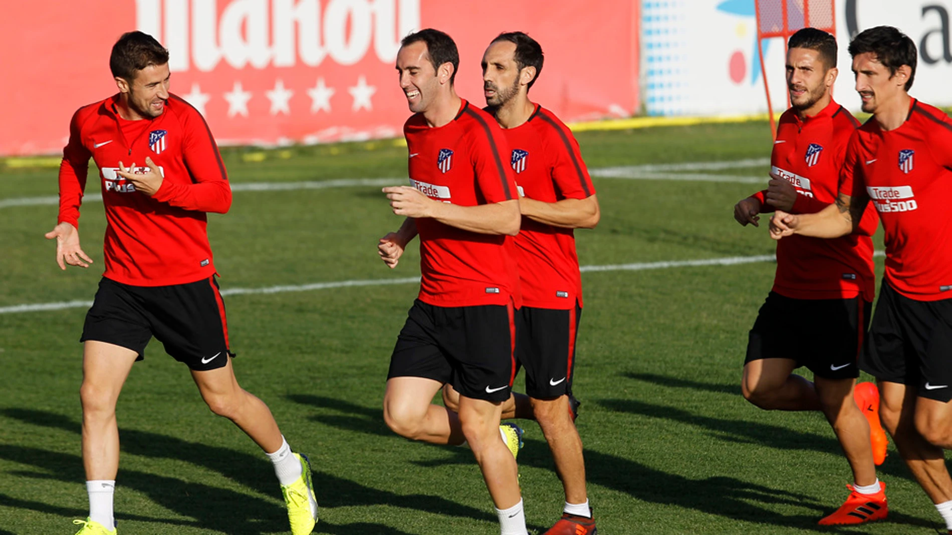 Godín bromea con Gabi en un entrenamiento del Atlético Godín bromea con Gabi en un entrenamiento del Atlético