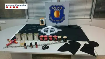 Material intervenido por los Mossos al grupo identificado a las 9:30 horas Material intervenido por los Mossos al grupo identificado a las 9:30 horas