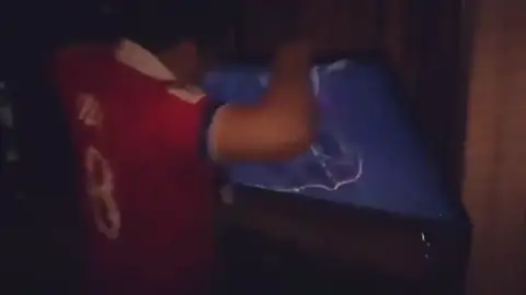 El vídeo más viral de un aficionado chileno que pierde la cabeza tras la eliminación de su selección El vídeo más viral de un aficionado chileno que pierde la cabeza tras la eliminación de su selección