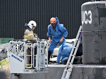 La policía investiga el submarino de Madsen donde estuvo la periodista Kim Wall La policía investiga el submarino de Madsen donde estuvo la periodista Kim Wall