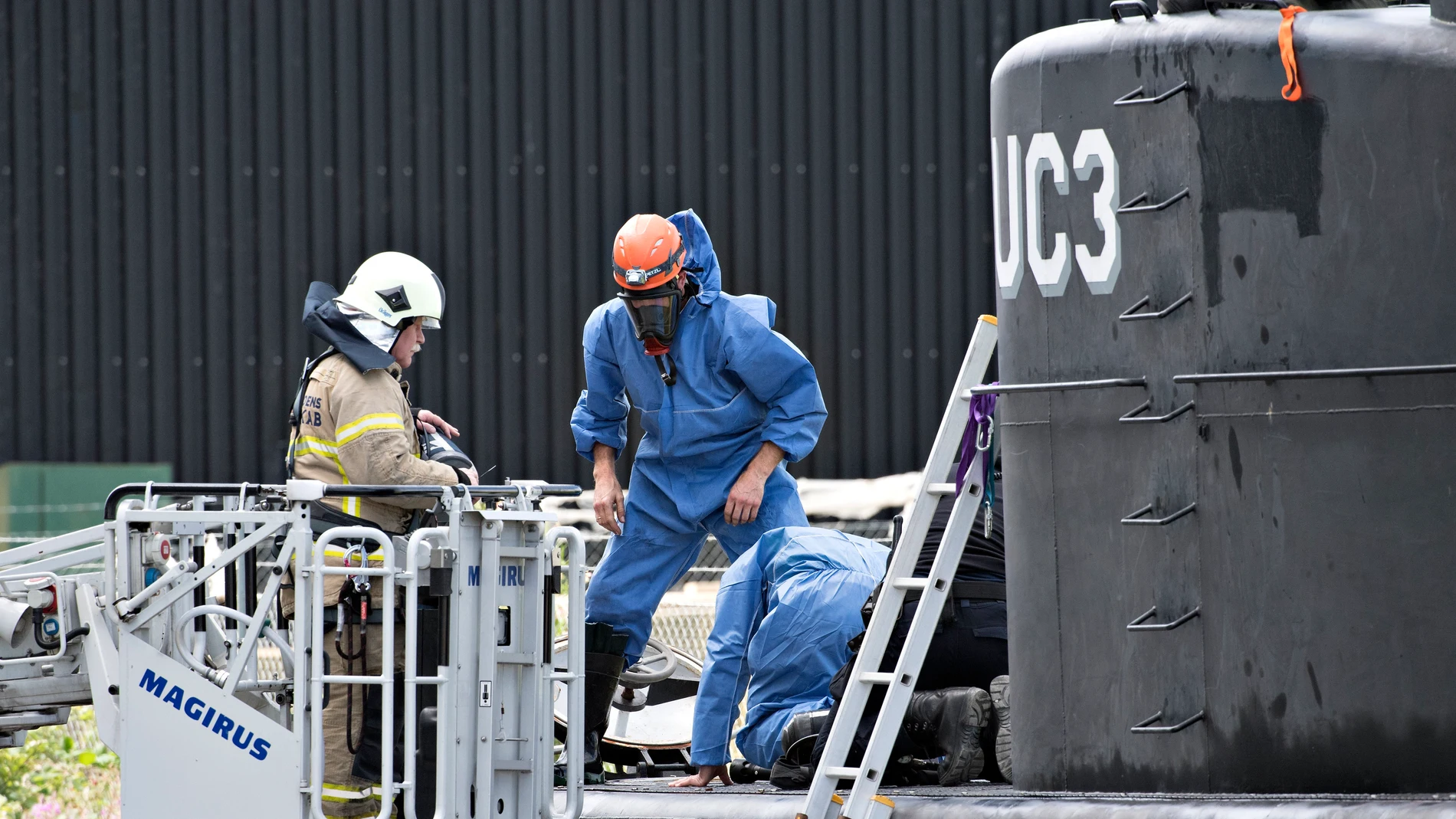 La policía investiga el submarino de Madsen donde estuvo la periodista Kim Wall La policía investiga el submarino de Madsen donde estuvo la periodista Kim Wall