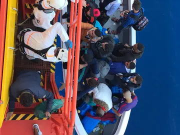 Rescatados 38 adultos y un niño de dos pateras en la costa de Almería Rescatados 38 adultos y un niño de dos pateras en la costa de Almería