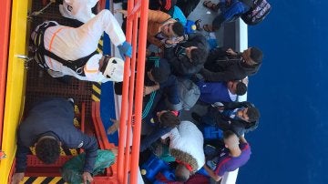 Rescatados 38 adultos y un niño de dos pateras en la costa de Almería