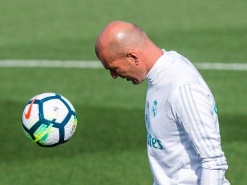Zidane da toques durante un entrenamiento del Real Madrid