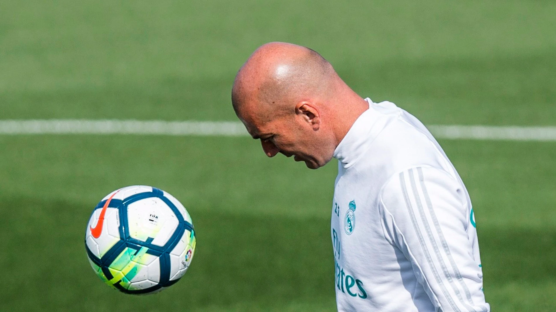 Zidane da toques durante un entrenamiento del Real Madrid Zidane da toques durante un entrenamiento del Real Madrid