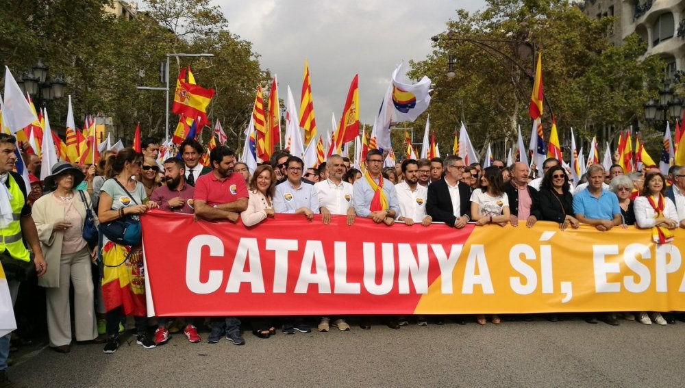 Miles de personas se manifiestan en Barcelona el Día de la Hispanidad