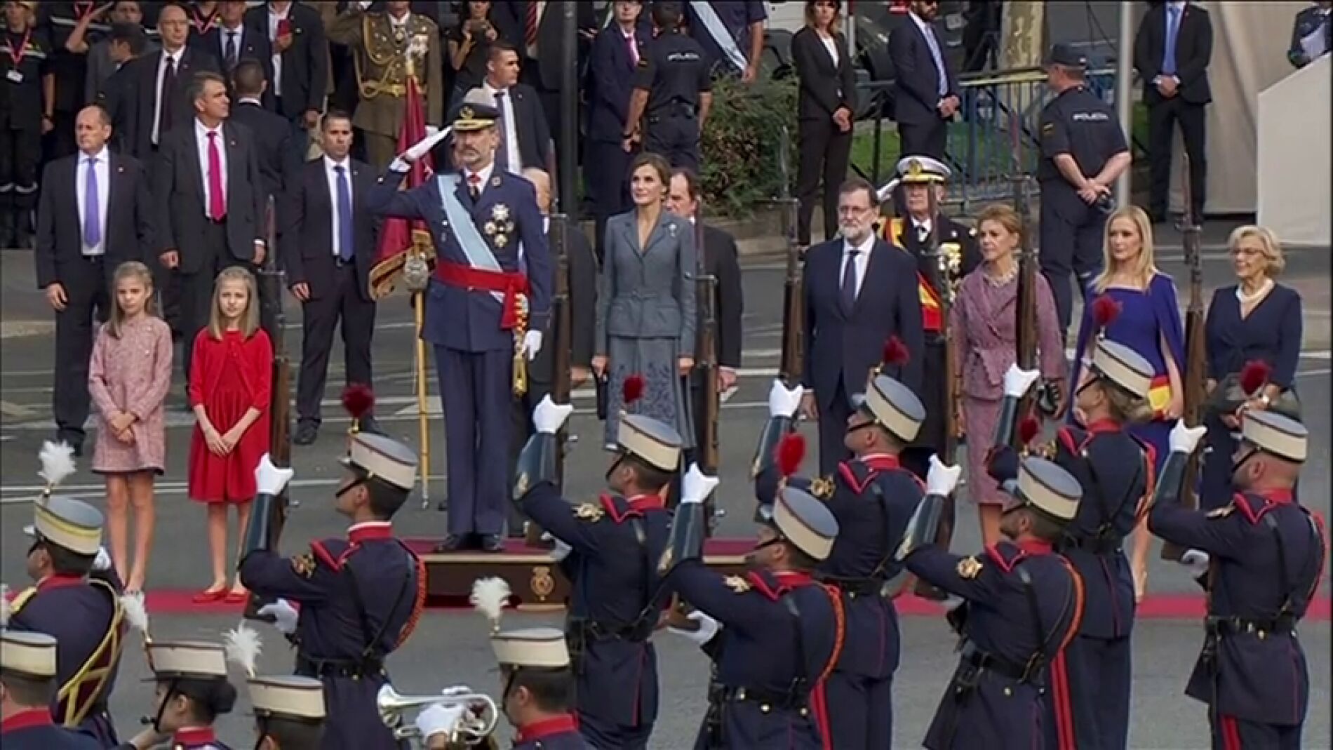 Los Reyes presiden el desfile del 12 de octubre bajo el lema 'Orgullosos de ser espa&ntilde;oles'