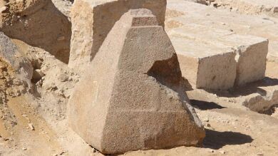 Descubren una pirámide pequeña de granito rosado al sur de El Cairo