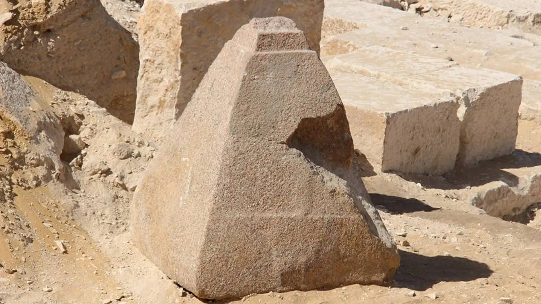 Descubierta una pirámide pequeña de granito rosado al sur de El Cairo Descubierta una pirámide pequeña de granito rosado al sur de El Cairo