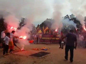 Grupos de ultraderecha queman esteladas en una manifestación en las calles de Barcelona