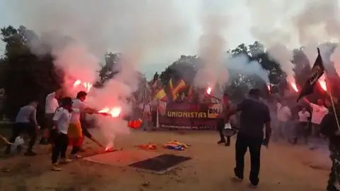 Grupos de ultraderecha queman esteladas en una manifestación en las calles de Barcelona Grupos de ultraderecha queman esteladas en una manifestación en las calles de Barcelona