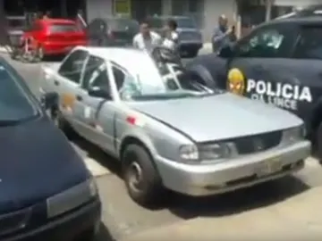 Coche sobre el que impactó el hombre que ha sobrevivido a la caída Coche sobre el que impactó el hombre que ha sobrevivido a la caída