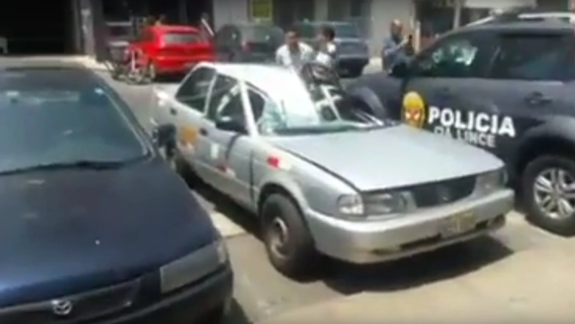 Coche sobre el que impactó el hombre que ha sobrevivido a la caída Coche sobre el que impactó el hombre que ha sobrevivido a la caída