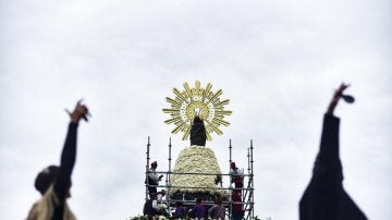 Más de 90 grupos depositan ya sus ramos en la Ofrenda de Flores a la Virgen del Pilar