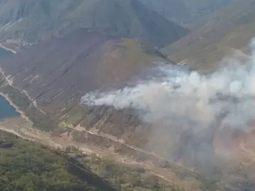 El fuego de Matalavilla (León) alcanza una zona habitada por osos y urogallos El fuego de Matalavilla (León) alcanza una zona habitada por osos y urogallos