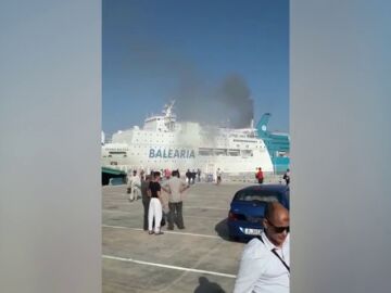 Incendio en un barco de pasajeros atracado en el puerto de Valencia con destino a Argelia