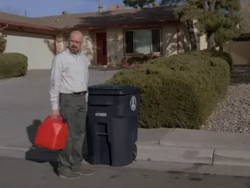 Walter White con su casa de fondo Walter White con su casa de fondo