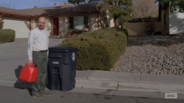 Walter White con su casa de fondo