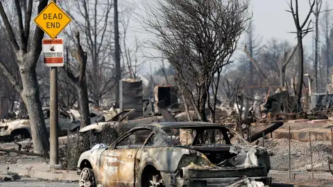 Vista de un vecindario afectado por el incendio Vista de un vecindario afectado por el incendio