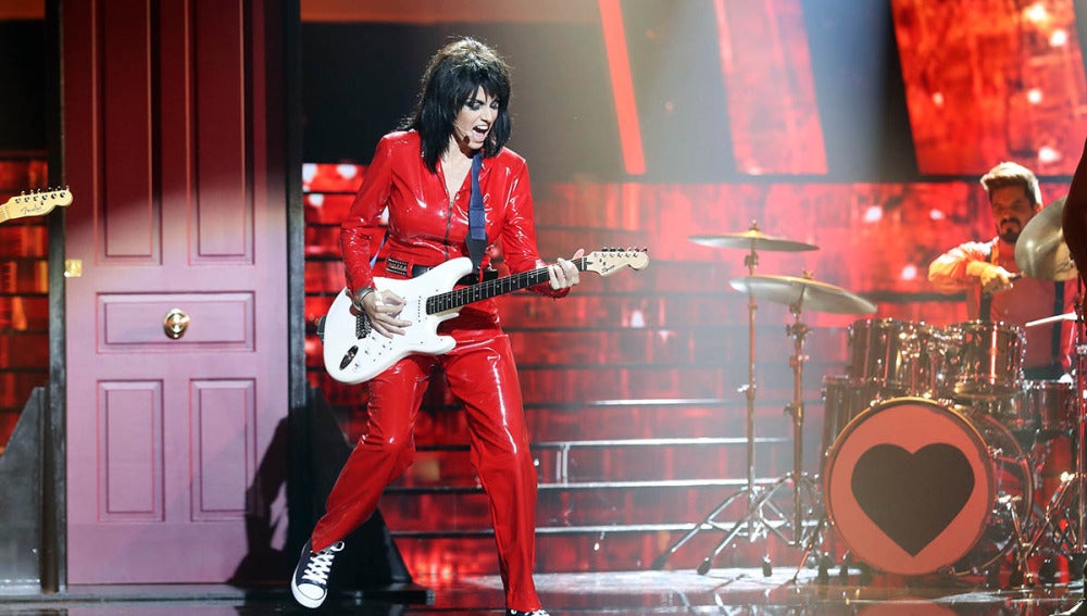 Beatriz Rico proclama su ‘I love rock and roll’ como Joan Jett