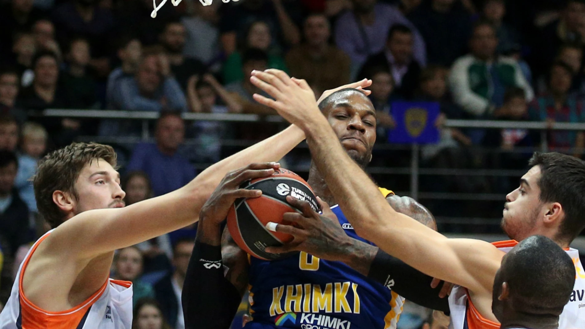 El Valencia defiende una jugada El Valencia defiende una jugada