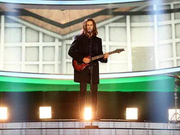Fran Dieli se sale con su actuación de ‘Take me to church’ como Hozier Fran Dieli se sale con su actuación de ‘Take me to church’ como Hozier