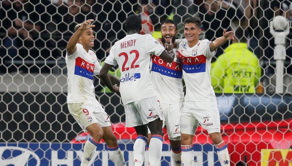 Mariano celebra con sus compañeros un gol del Olympique de Lyon