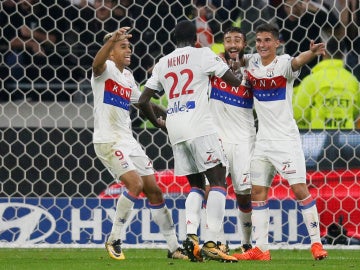 Mariano celebra con sus compañeros un gol del Olympique de Lyon