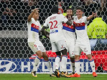 Mariano celebra con sus compañeros un gol del Olympique de Lyon Mariano celebra con sus compañeros un gol del Olympique de Lyon