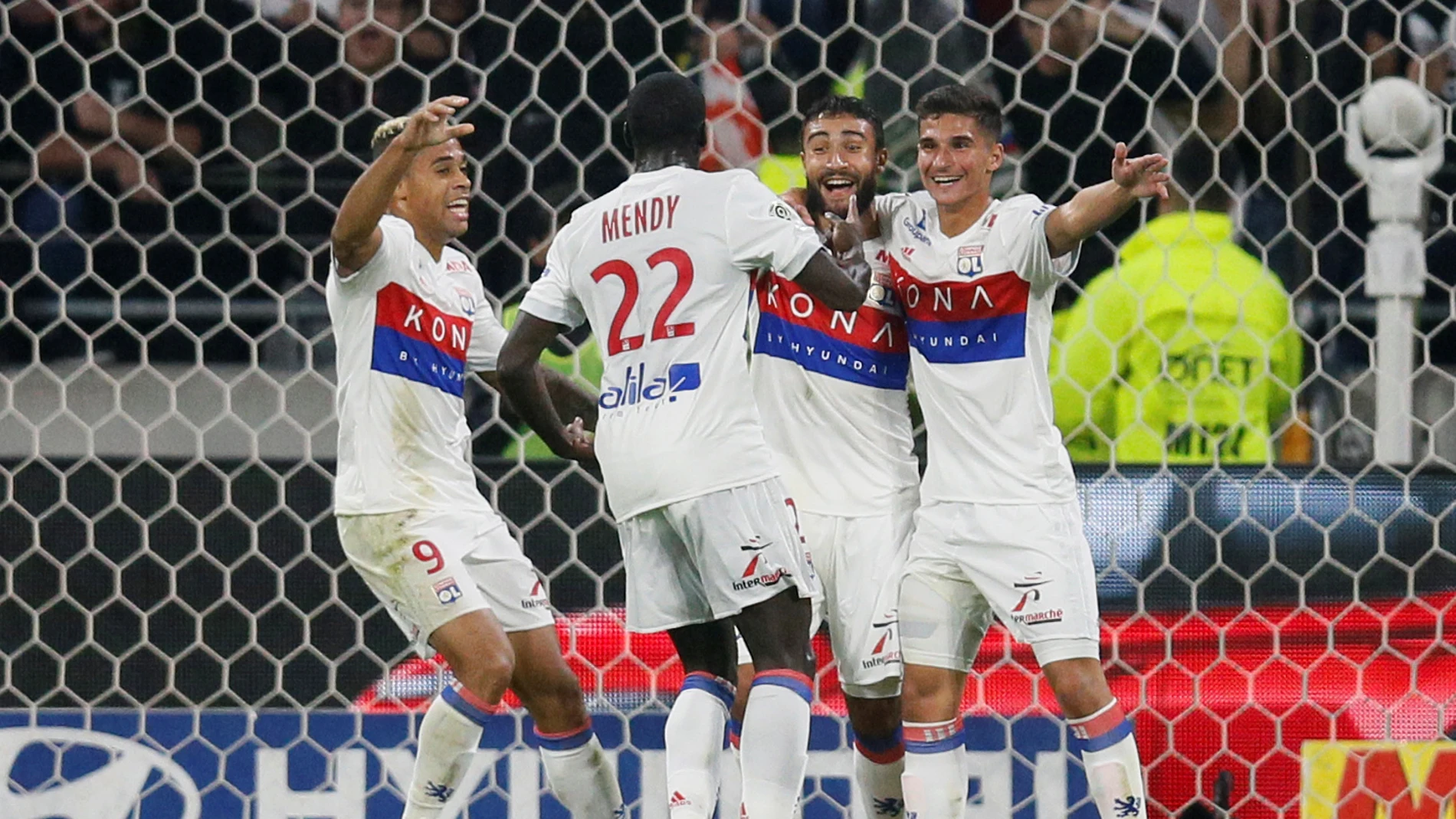 Mariano celebra con sus compañeros un gol del Olympique de Lyon Mariano celebra con sus compañeros un gol del Olympique de Lyon