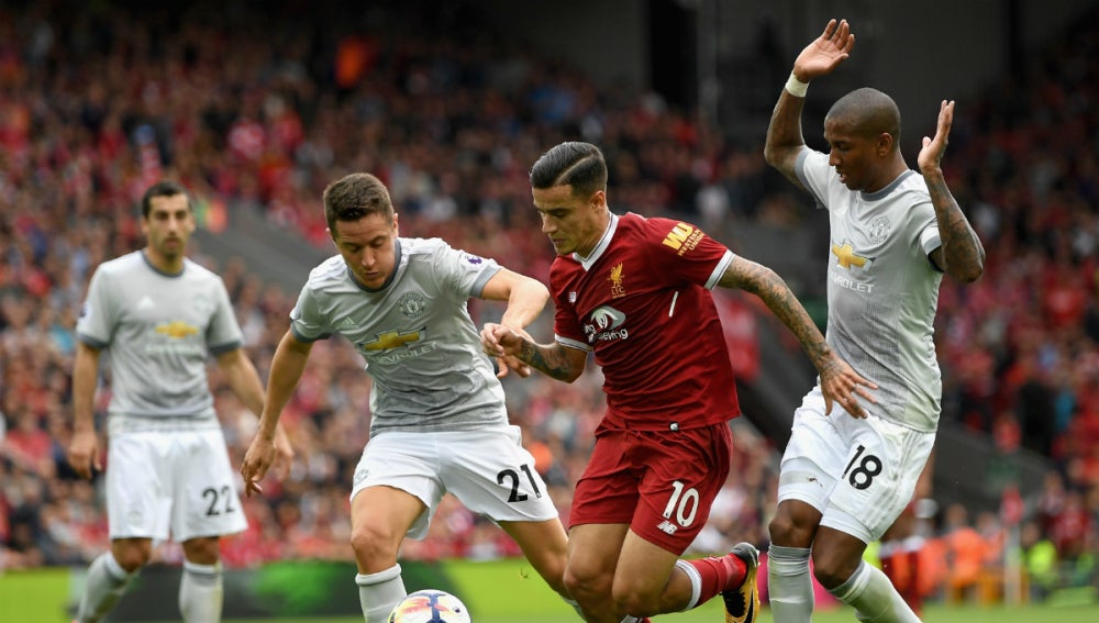 Coutinho, entre Ander Herrera y Young