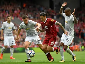 Coutinho, entre Ander Herrera y Young Coutinho, entre Ander Herrera y Young