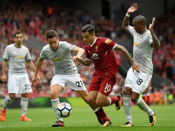 Coutinho, entre Ander Herrera y Young Coutinho, entre Ander Herrera y Young