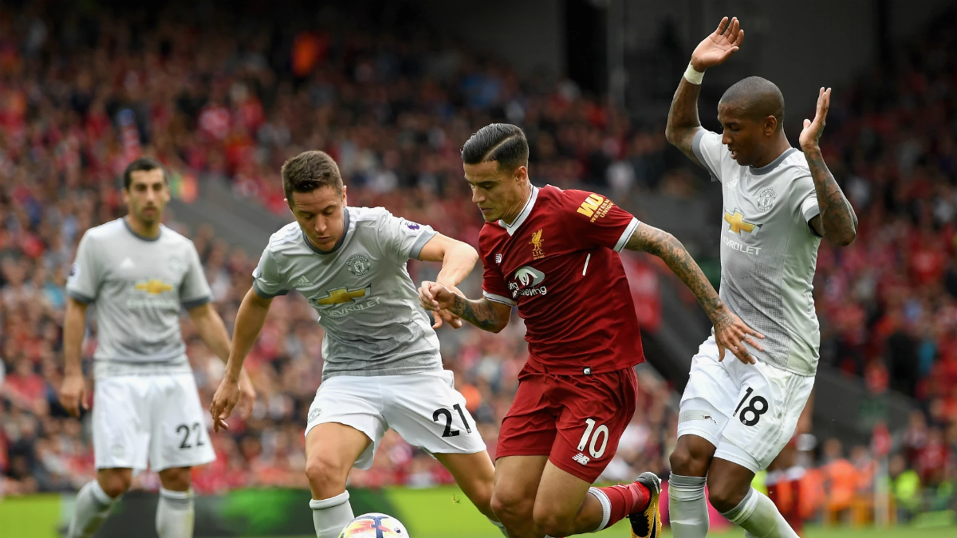 Coutinho, entre Ander Herrera y Young Coutinho, entre Ander Herrera y Young
