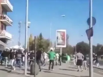Multitudinaria pelea entre ultras del Alavés y del Racing de Santander en las calles de Vitoria Multitudinaria pelea entre ultras del Alavés y del Racing de Santander en las calles de Vitoria