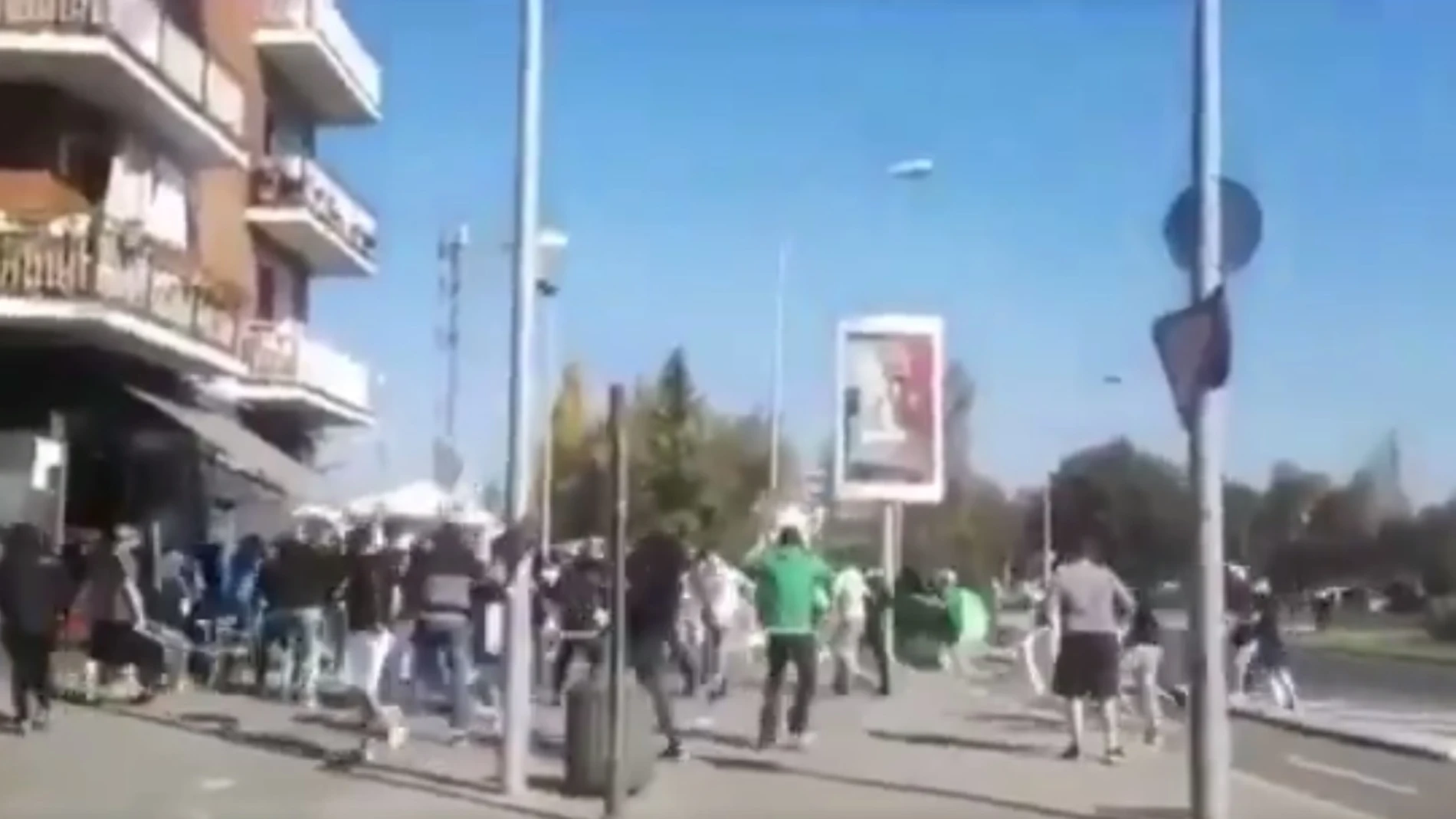Multitudinaria pelea entre ultras del Alavés y del Racing de Santander en las calles de Vitoria Multitudinaria pelea entre ultras del Alavés y del Racing de Santander en las calles de Vitoria