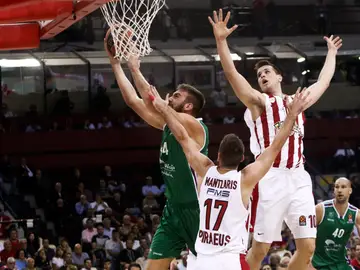 Dejan Musli trata de encestar ante la defensa de Olympiacos Dejan Musli trata de encestar ante la defensa de Olympiacos