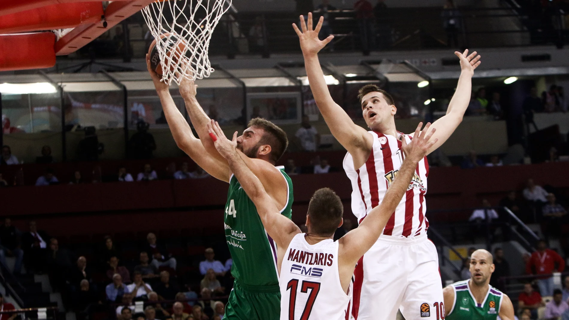 Dejan Musli trata de encestar ante la defensa de Olympiacos Dejan Musli trata de encestar ante la defensa de Olympiacos