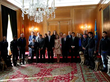 Los Reyes posan para la foto de familia durante su audiencia Los Reyes posan para la foto de familia durante su audiencia