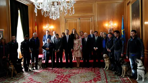 Los Reyes posan para la foto de familia durante su audiencia Los Reyes posan para la foto de familia durante su audiencia