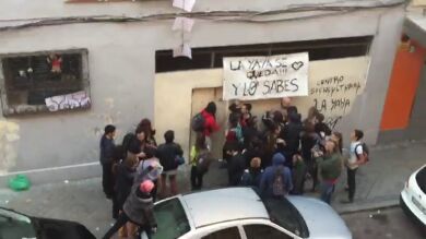 Unos veinte okupas se hacen por la fuerza con un local propiedad de familiares de Julio Iglesias
