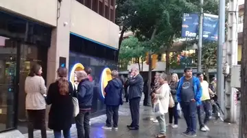 Gente sacando dinero en un cajero Gente sacando dinero en un cajero