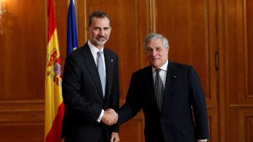 Felipe VI se reúne con el presidente del Parlamento Europeo en Oviedo